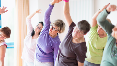 Groep vrouwen aan het sporten