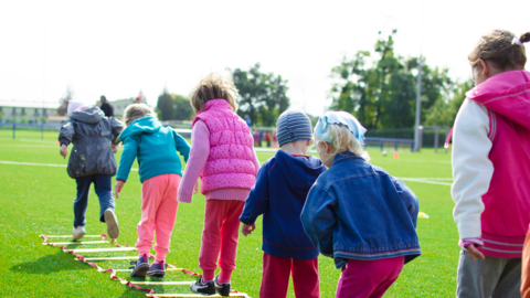 Groep kinderen buiten aan het spelen