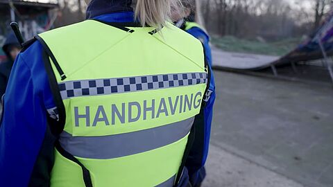 Handhaver aan het werk